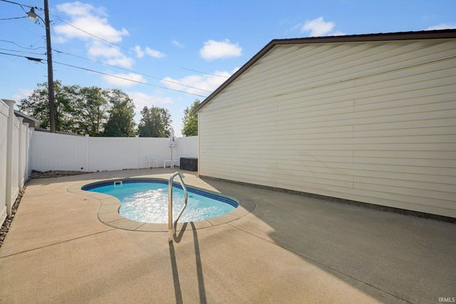 611 N 8th Street, Mitchell, IN 47446