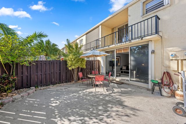 2212 NE 7th Street, Hallandale Beach, FL 33009