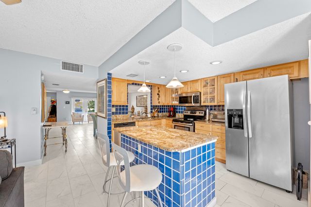 2212 NE 7th Street, Hallandale Beach, FL 33009