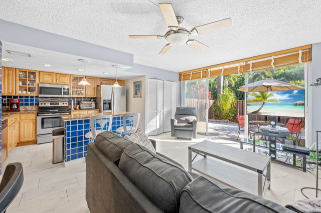 2212 NE 7th Street, Hallandale Beach, FL 33009