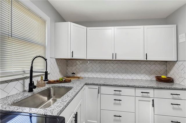 6409 N Woodland Avenue, Gladstone, MO 64118