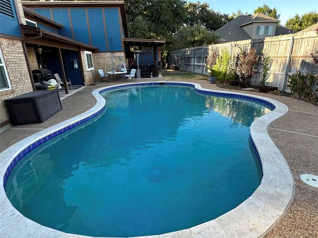 1001 Sean Court, Hurst, TX 76053