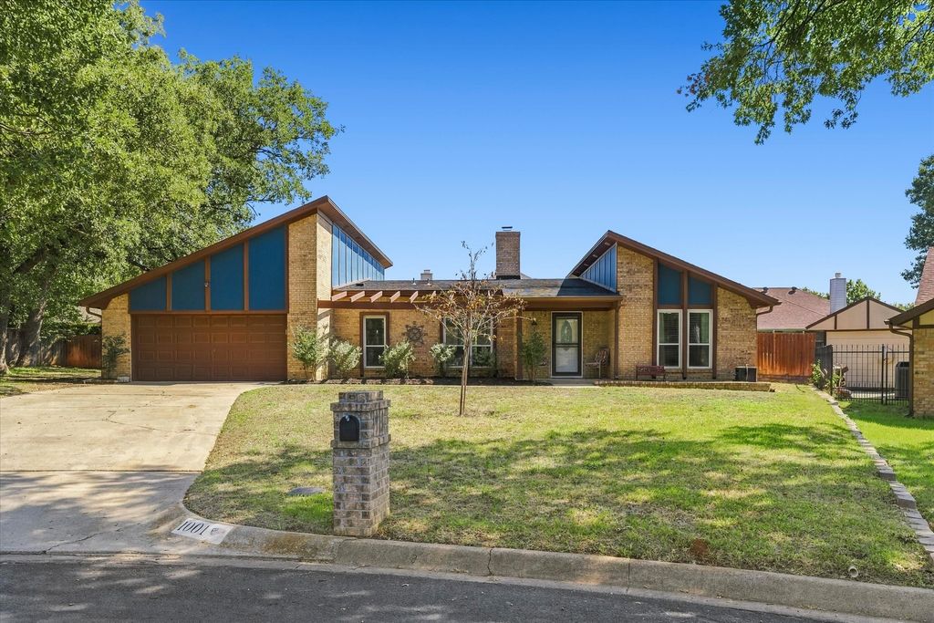 1001 Sean Court, Hurst, TX 76053