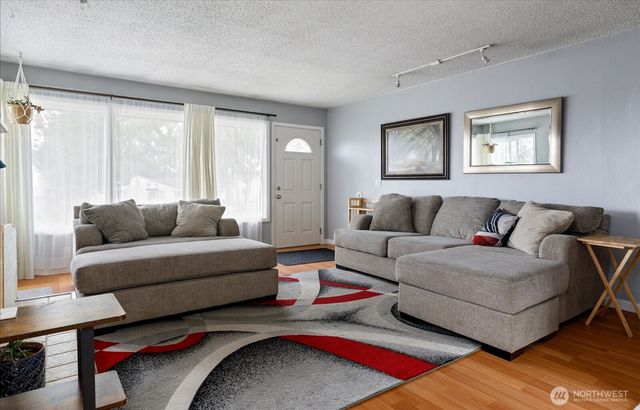 462 SE Quaker Street, Oak Harbor, WA 98277