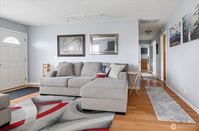 462 SE Quaker Street, Oak Harbor, WA 98277