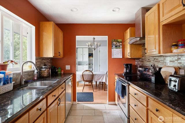 462 SE Quaker Street, Oak Harbor, WA 98277
