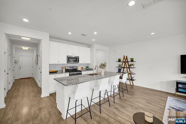 104 Sequoia Drive 1713, Cedar Grove, NJ 07009