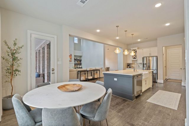 122 N Winter Sunrise Circle, The Woodlands, TX 77375