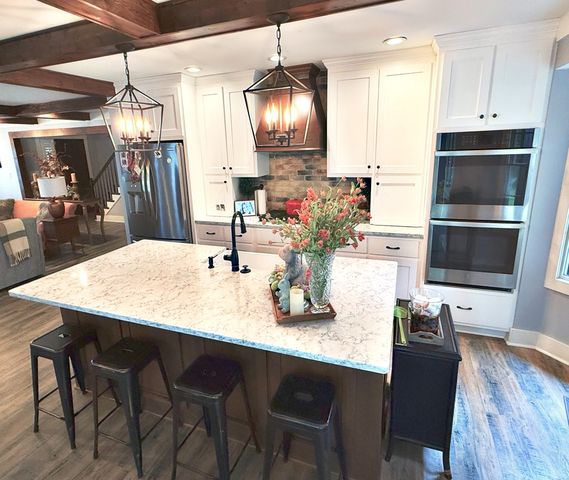 420 Lakeshore Dr, Lexington, TN 38351