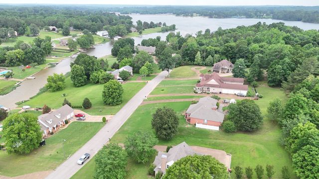 420 Lakeshore Dr, Lexington, TN 38351