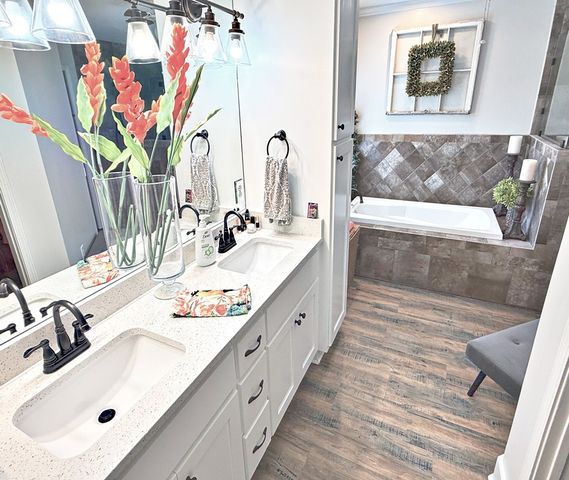 420 Lakeshore Dr, Lexington, TN 38351