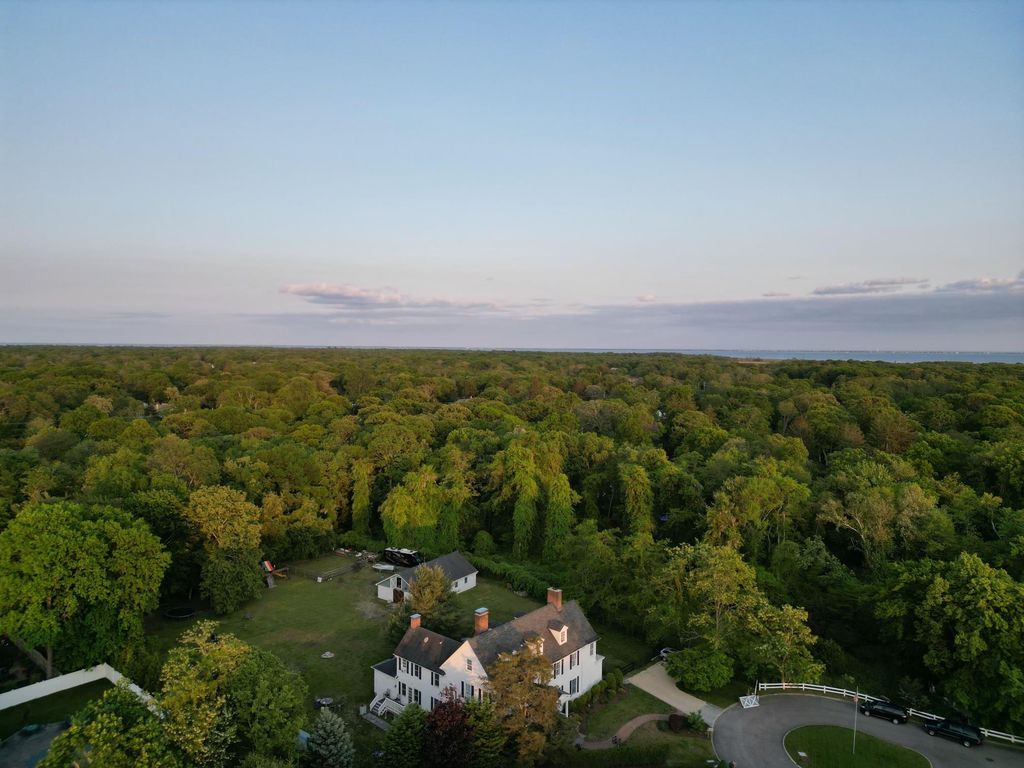 15 Abbey Creek, East Islip, NY 11730