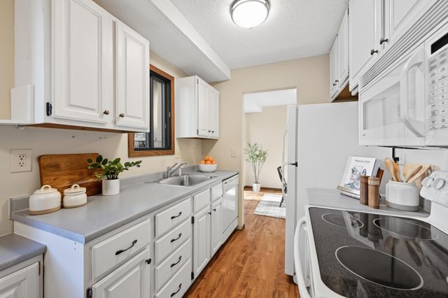 2106 Tamarin Trail, Golden Valley, MN 55427