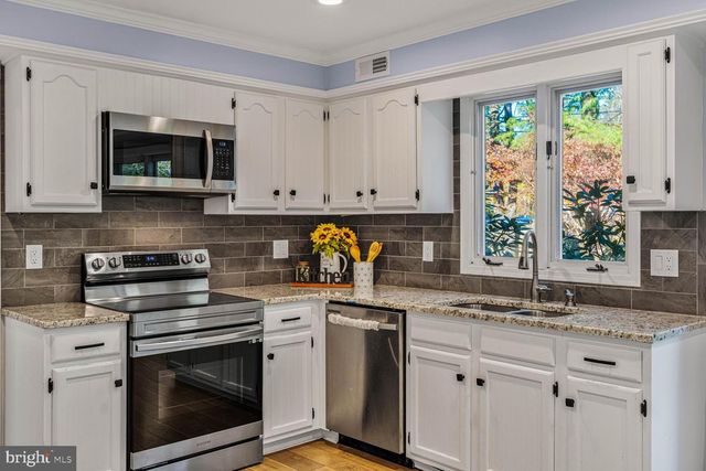 4 RIVERVIEW DR, Trenton, NJ 08628