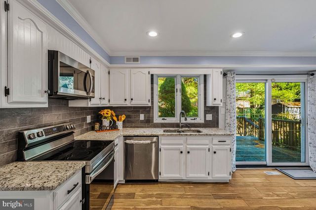 4 RIVERVIEW DR, Trenton, NJ 08628