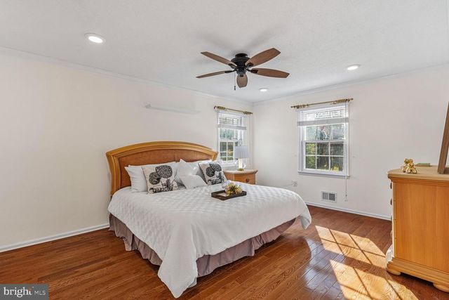 4 RIVERVIEW DR, Trenton, NJ 08628