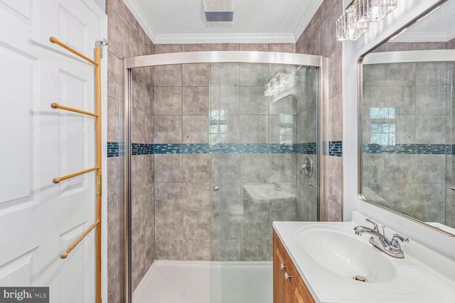 4 RIVERVIEW DR, Trenton, NJ 08628