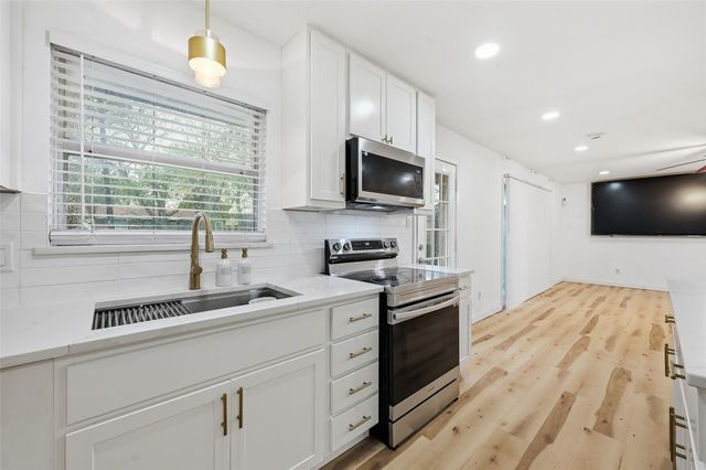 1702 Emerald Street, Grand Prairie, TX 75051