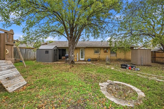 1702 Emerald Street, Grand Prairie, TX 75051