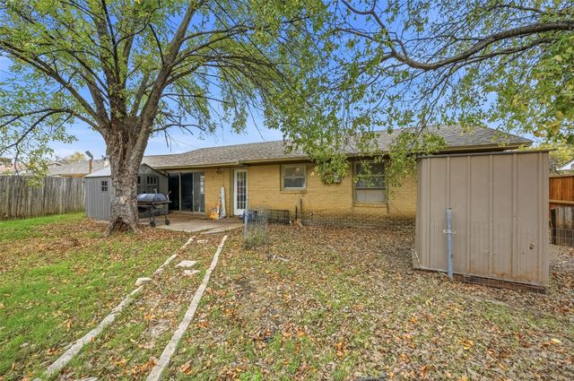 1702 Emerald Street, Grand Prairie, TX 75051