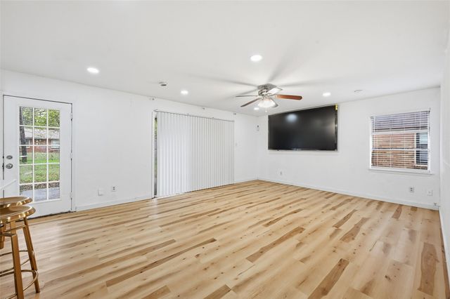 1702 Emerald Street, Grand Prairie, TX 75051