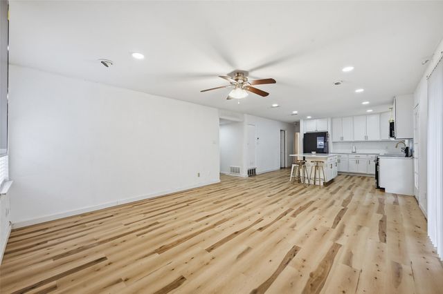 1702 Emerald Street, Grand Prairie, TX 75051