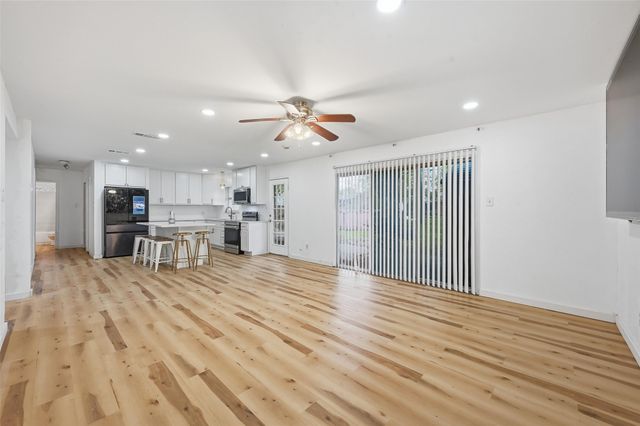 1702 Emerald Street, Grand Prairie, TX 75051