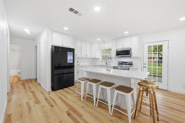 1702 Emerald Street, Grand Prairie, TX 75051