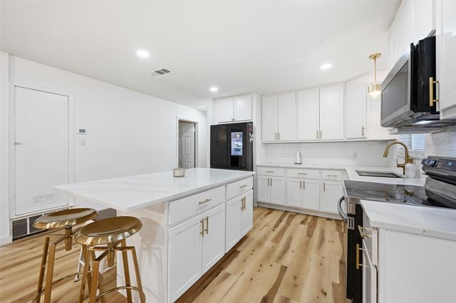 1702 Emerald Street, Grand Prairie, TX 75051