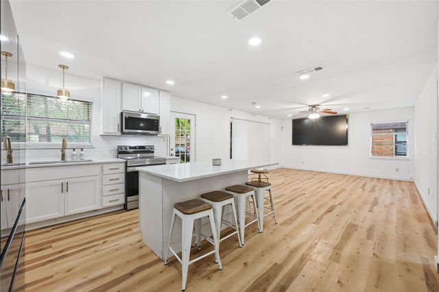 1702 Emerald Street, Grand Prairie, TX 75051