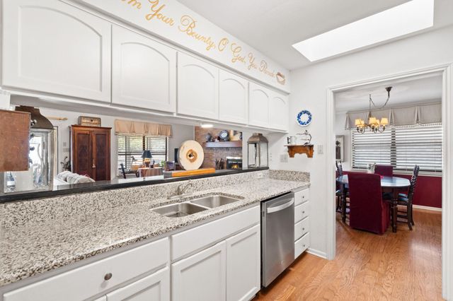 210 Meadowlakes DR, Meadowlakes, TX 78654