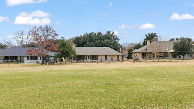 210 Meadowlakes DR, Meadowlakes, TX 78654