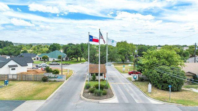 210 Meadowlakes DR, Meadowlakes, TX 78654