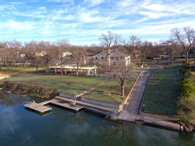 210 Meadowlakes DR, Meadowlakes, TX 78654