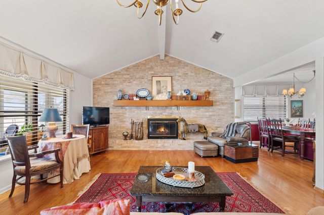 210 Meadowlakes DR, Meadowlakes, TX 78654