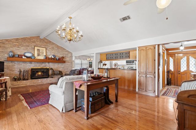 210 Meadowlakes DR, Meadowlakes, TX 78654