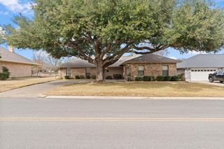 210 Meadowlakes DR, Meadowlakes, TX 78654