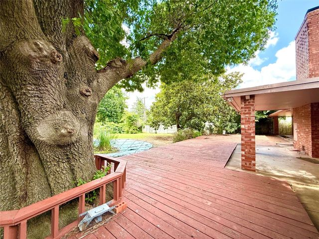 212 Meadowdale Drive, Chickasha, OK 73018