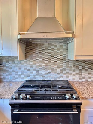 5255 FOLKSTONE Drive, Troy, MI 48085