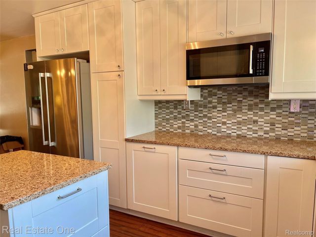 5255 FOLKSTONE Drive, Troy, MI 48085