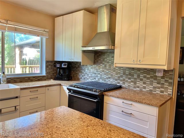 5255 FOLKSTONE Drive, Troy, MI 48085