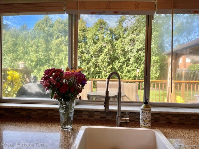 5255 FOLKSTONE Drive, Troy, MI 48085