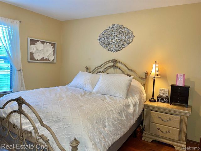 5255 FOLKSTONE Drive, Troy, MI 48085