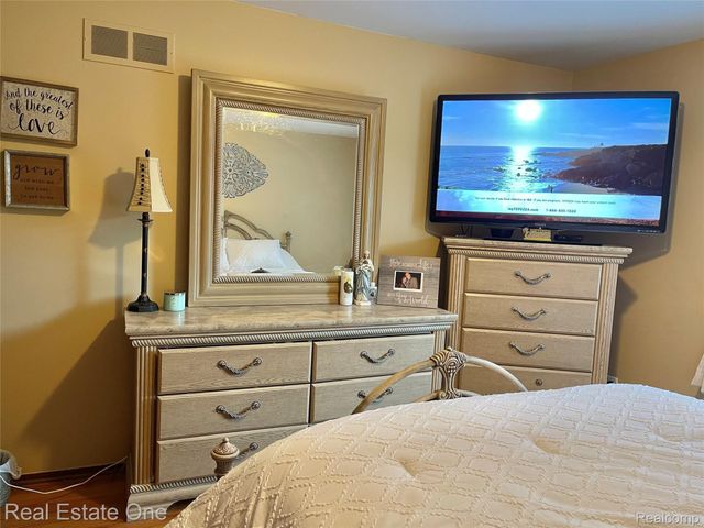 5255 FOLKSTONE Drive, Troy, MI 48085