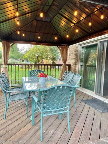 5255 FOLKSTONE Drive, Troy, MI 48085