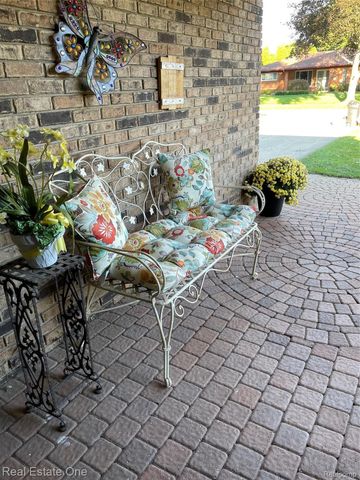 5255 FOLKSTONE Drive, Troy, MI 48085