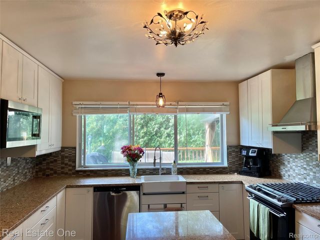 5255 FOLKSTONE Drive, Troy, MI 48085