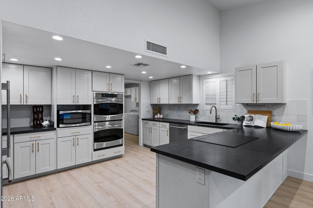 8423 N 16TH Place, Phoenix, AZ 85020 — photo 3