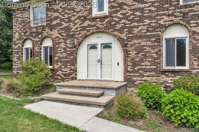 5310 Pond Bluff Drive, West Bloomfield, MI 48323