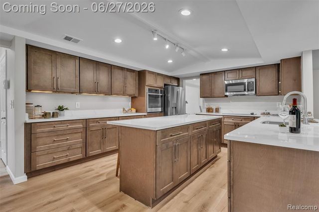 5310 Pond Bluff Drive, West Bloomfield, MI 48323